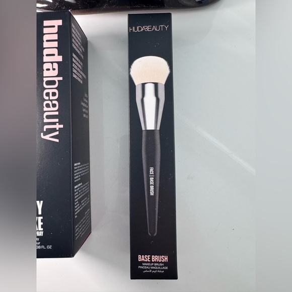 HUDA BEAUTY Easy Bake Setting Spray with Brush & clear cosmetics bag - Picture 3 of 4